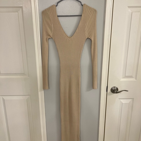 Hera Collection Dresses & Skirts - NWT Taupe v neck long sleeve ribbed dress